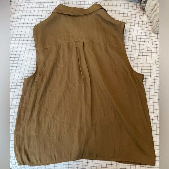 Sleeveless button up - Picture 3 of 6